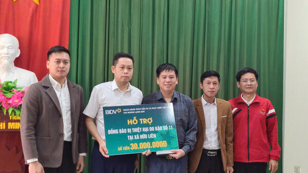 Ngân hàng BIDV (Chi nhánh Lạng Sơn) hỗ trợ đồng bào xã Hữu Liên khắc phục hậu quả bão số 11