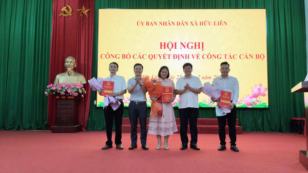 XÃ HỮU LIÊN CÔNG BỐ CÁC QUYẾT ĐỊNH VỀ CÔNG TÁC CÁN BỘ