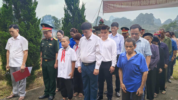 Xã Hữu Liên tổ chức dâng hương, dâng hoa tưởng niệm các anh hùng liệt sĩ nhân kỷ niệm 79 năm Ngày thương binh liệt sĩ