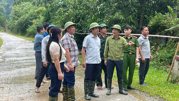 GIÁM ĐỐC SỞ CÔNG THƯƠNG TỈNH LẠNG SƠN KIỂM TRA CÔNG TÁC ỨNG PHÓ BÃO SỐ 4 TẠI XÃ HỮU LIÊN