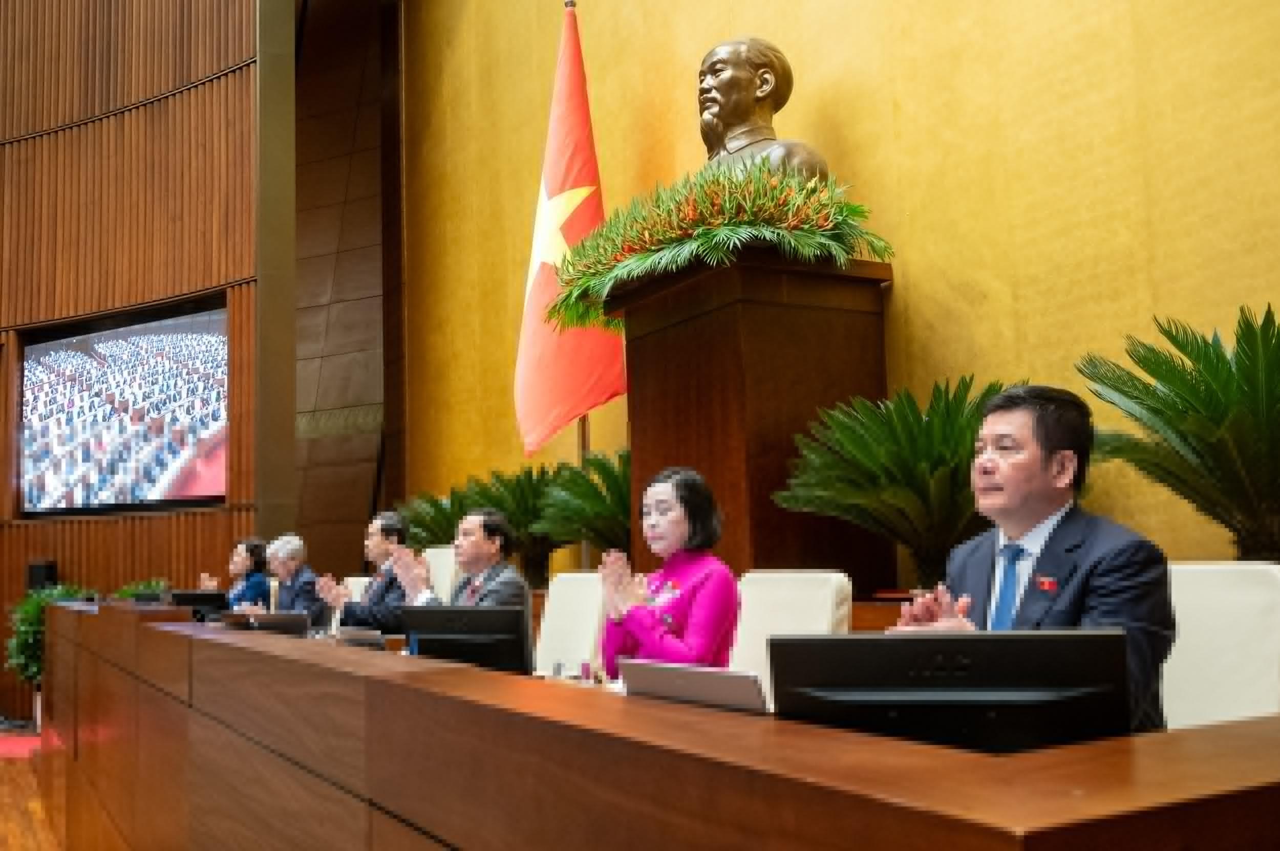 Quốc hội biểu quyết thông qua Nghị quyết về kế hoạch phát triển kinh tế - xã hội 05 năm giai đoạn 2026 - 2030; Nghị quyết về kế hoạch tài chính 05 năm quốc gia giai đoạn 2026 - 2030; kế hoạch vay, trả nợ công giai đoạn 2026 - 2030; Nghị quyết về kế hoạch đầu tư công trung hạn giai đoạn 2026 - 2030; Nghị quyết Kỳ họp thứ Nhất, Quốc hội khoá XVI