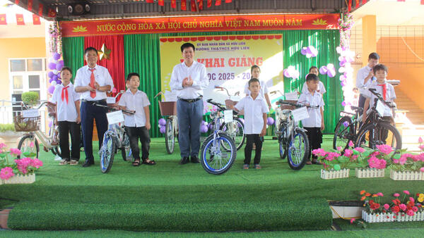Lãnh đạo xã Hữu Liên dự Lễ Khai giảng năm học 2025–2026 tại các trường học trên địa bàn