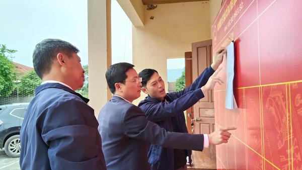 Đồng chí Chủ tịch UBND xã kiểm tra công tác chuẩn bị bầu cử tại các thôn