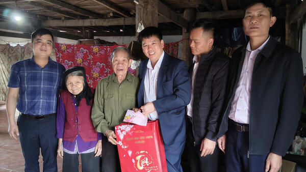 Lãnh đạo xã Hữu Liên thăm, tặng quà gia đình chính sách, người có công, đối tượng bảo trợ xã hội trên địa bàn xã