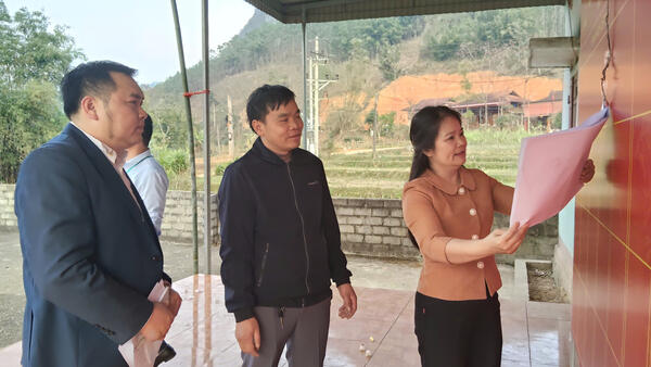 Đồng chí Phó chủ tịch HĐND xã Hữu Liên  kiểm tra, giám sát công tác chuẩn bị bầu cử tại các khu vực bỏ phiếu