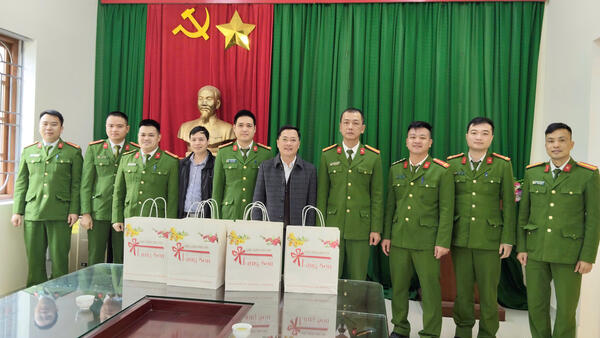 Đồng chí Chủ tịch UBND xã thăm, chúc tết một số đơn vị trên địa bàn