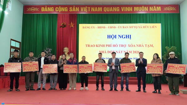 Xã Hữu Liên trao kinh phí hỗ trợ xoá nhà tạm, nhà dột nát