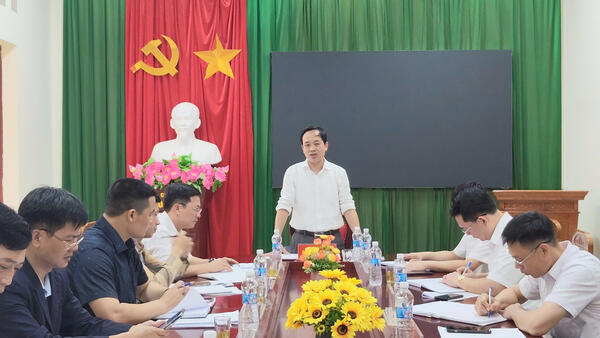 Giám đốc Sở Công Thương tỉnh Lạng Sơn kiểm tra tình hình triển khai công tác bầu cử tại xã Hữu Liên