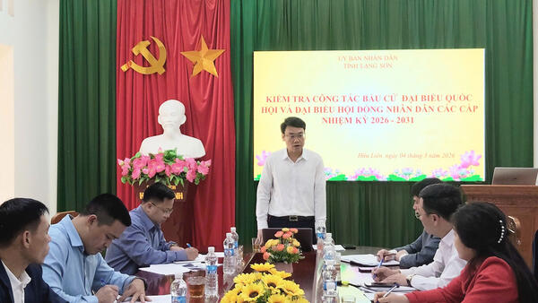 Đồng chí Nguyễn Đông Bắc, Tỉnh uỷ viên, Giám đốc Báo và Phát thanh, Truyền hình Lạng Sơn kiểm tra công tác bầu cử đại biểu Quốc hội khoá XVI và đại biểu HĐND các cấp, nhiệm kỳ 2026 - 2031 tại xã Hữu Liên