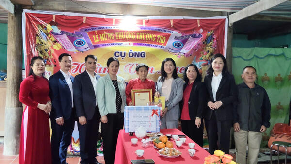 Đồng chí Trần Thanh Nhàn, Phó Chủ tịch UBND tỉnh tặng quà chúc thọ người cao tuổi tại xã Hữu Liên