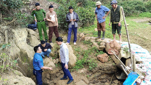 Kiểm tra thực địa, thống nhất phương án xử lý tiêu nước tại Hố hút Hang Châu, thôn Tân Lai