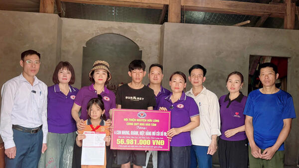 Trao hỗ trợ cho gia đình trẻ mồ côi tại thôn Tân Lai