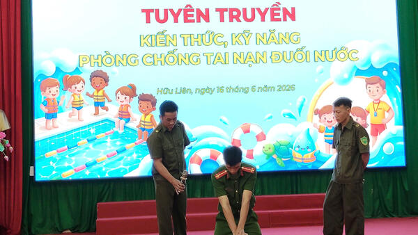 Gần 100 người được tuyên truyền, phổ biến pháp luật về trật tự an toàn giao thông và phòng, chống đuối nước
