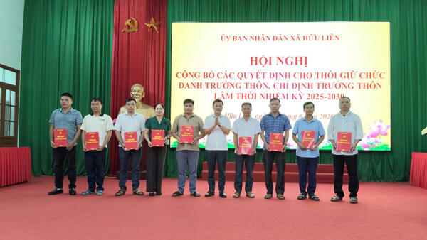 Xã Hữu Liên công bố các quyết định về công tác cán bộ không chuyên trách sau sắp xếp, sáp nhập thôn