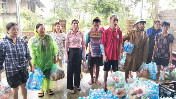 TRAO TẶNG 30 SUẤT QUÀ HỖ TRỢ NGƯỜI DÂN BỊ ẢNH HƯỞNG BỞI THIÊN TAI VÀ LỰC LƯỢNG LÀM NHIỆM VỤ TẠI CÁC ĐIỂM NGẬP LỤT