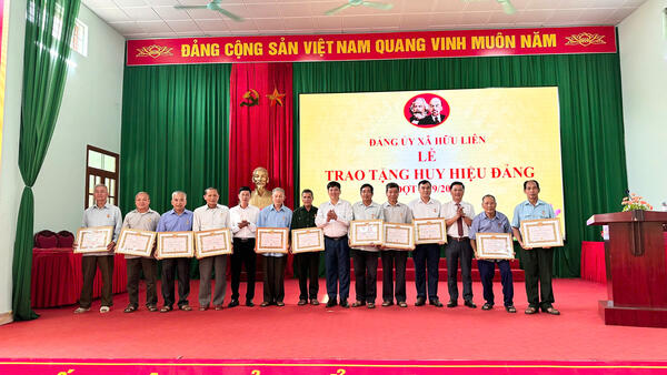 ĐẢNG UỶ XÃ HỮU LIÊN TỔ CHỨC LỄ TRAO TẶNG HUY HIỆU ĐẢNG ĐỢT 2/9
