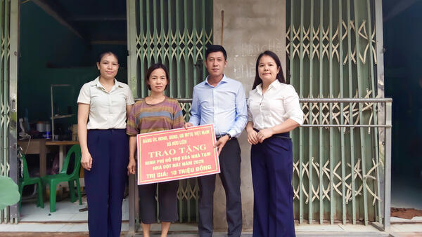 TRAO KINH PHÍ HỖ TRỢ XÓA NHÀ TẠM, NHÀ DỘT NÁT CHO HỘ CẬN NGHÈO TẠI THÔN DIỄN